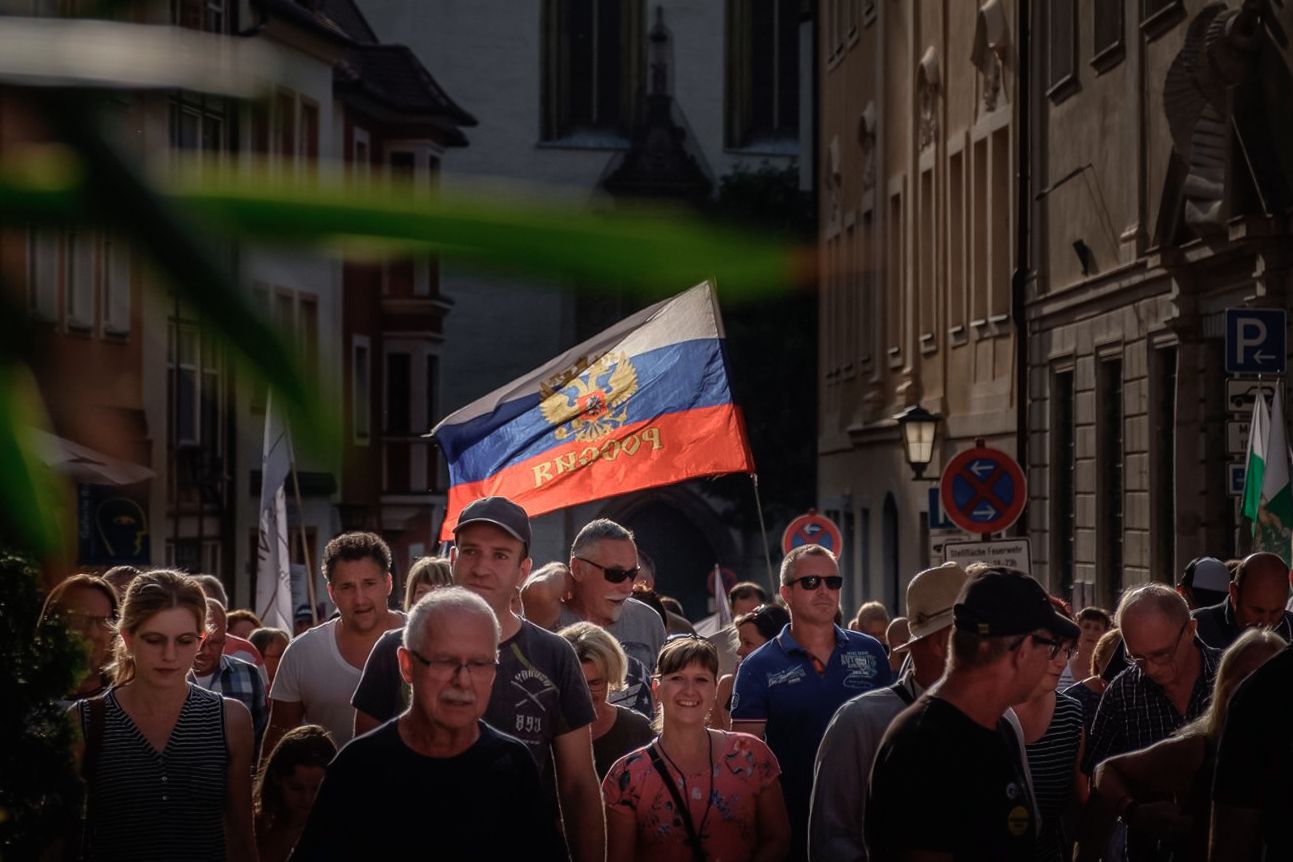 Чому східні німці вірять у російські конспірологічні теорії?