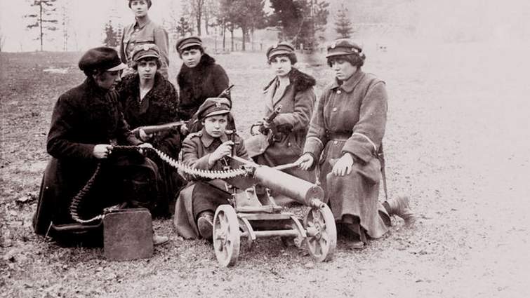 В тіні героїчної історії