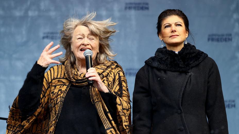 «Вільно плаваючий інтелект» чи вияв моральної розбещеності?