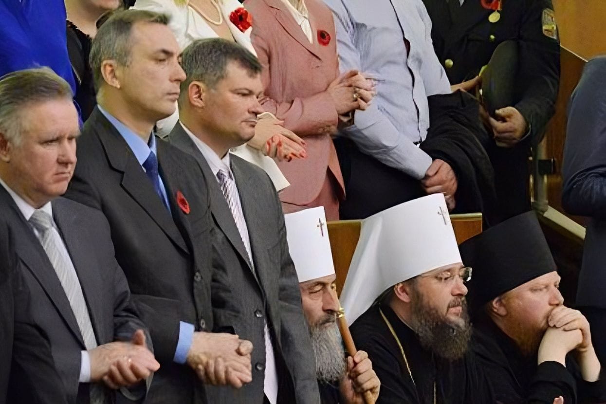 Навіщо змушувати Онуфрія «відрікатися» від Кіріла?