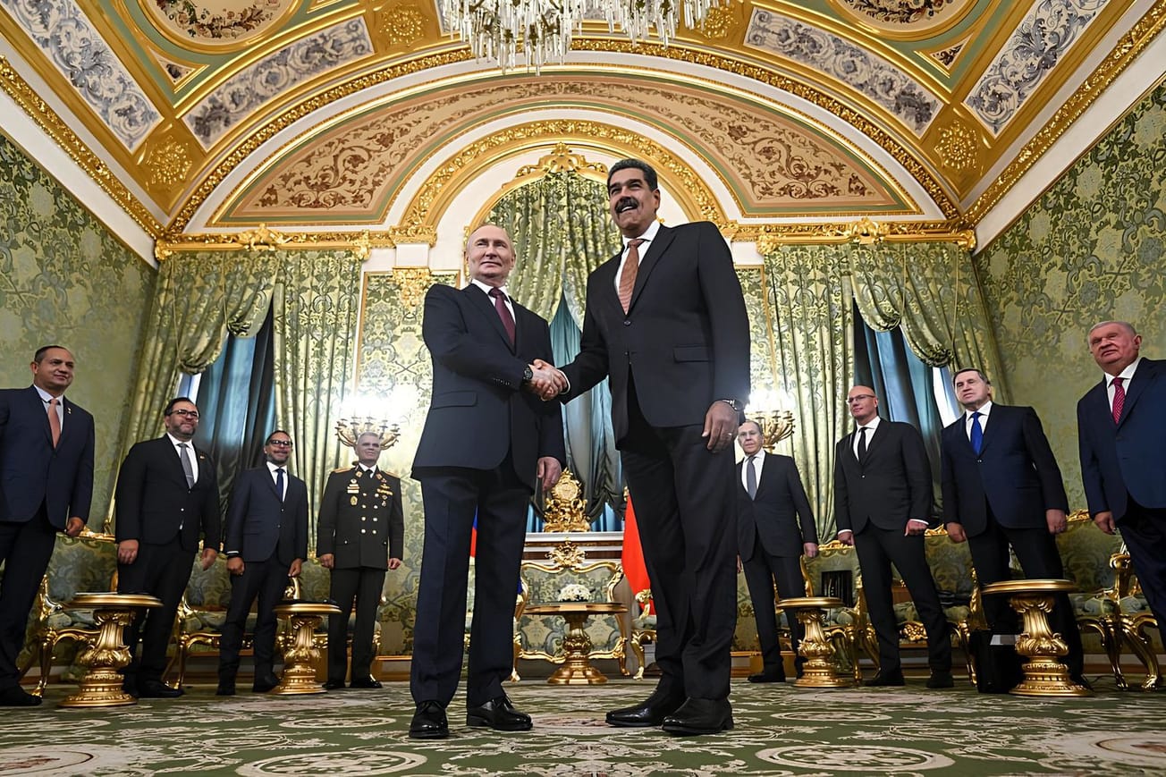 Кінець епохи вмовляння автократів?